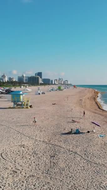 Miami South Beach Floryda Plaża Kolorowymi Krzesłami Parasolami Oraz Szałas — Wideo stockowe