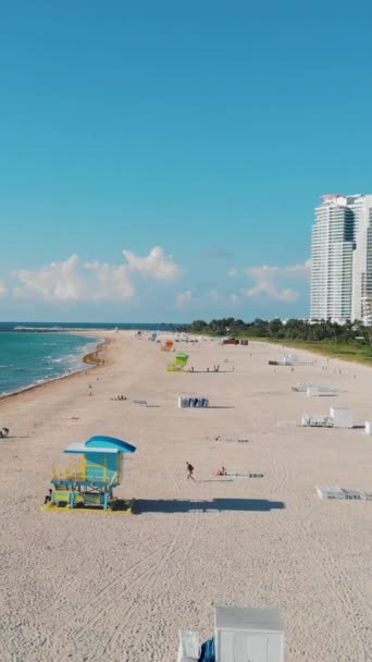 Miami South Beach Florida Pláž Barevnými Židlemi Slunečníky Plavčík Chatrč — Stock video