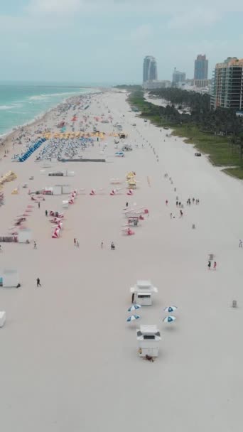 Miami South Beach Florida Spiaggia Con Sedie Colorate Ombrelloni Una — Video Stock
