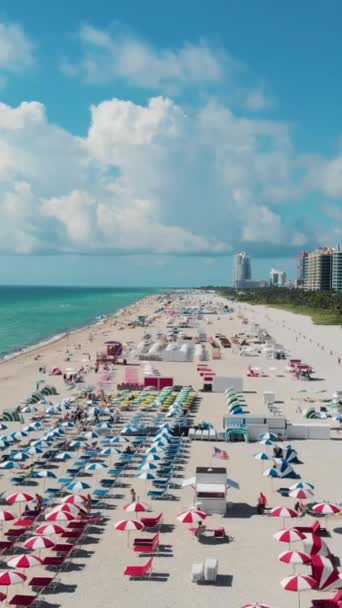Miami South Beach Florida Färgglada Tropiska Stranden Med Färgglada Stolar — Stockvideo