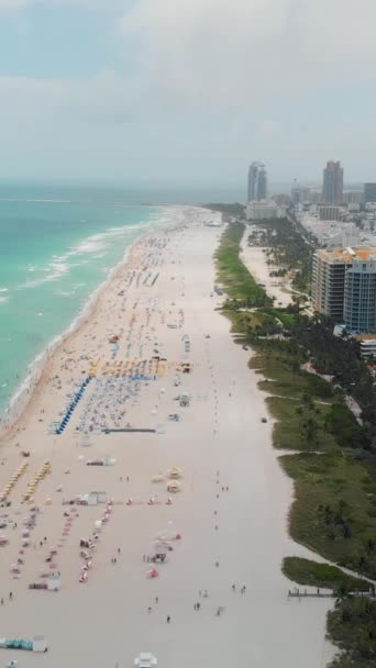 Miami South Beach Florida Colorato Spiaggia Tropicale Con Sedie Colorate — Video Stock