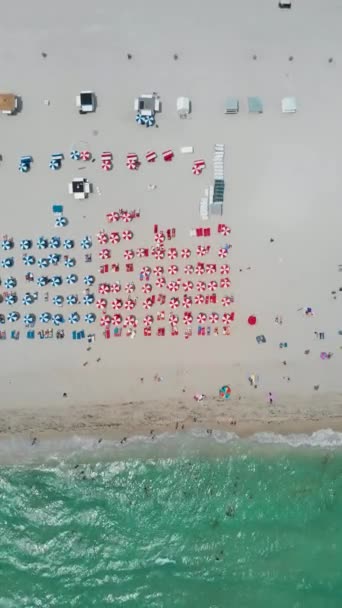 Miami South Beach Florida Strand Met Kleurrijke Stoelen Parasols Een — Stockvideo