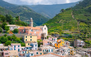 Vernazza köyü Cinque Terre Ulusal Parkı İtalya, Vernazza 'nın pitoresk kıyı köyü, Cinque Terre, İtalya. 