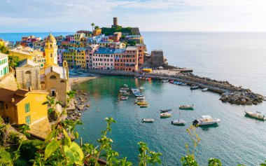 Vernazza köyü Cinque Terre Ulusal Parkı İtalya, Vernazza, Cinque Terre, İtalya 'da gün batımında resim gibi bir sahil köyü.