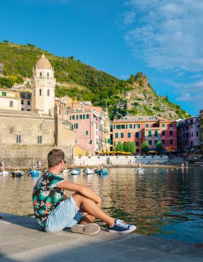 Vernazza köyü Cinque Terre Ulusal Parkı İtalya 'yı ziyaret eden Avrupalı genç erkekler Vernazza, Cinque Terre, İtalya' nın pitoresk sahil köyü. 