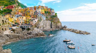 Manarola Köyü Cinque Terre Sahil İtalya. Liguria 'nın renkli kasabası beş Cinque Terre' den biri. Ulusal Park Cinque Terre 'deki Manarola geleneksel İtalyan köyü. Rock' ın üzerinde çok renkli evleri var.