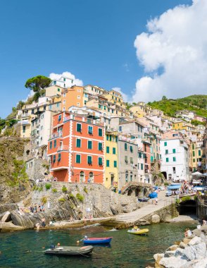 Tepe şehirlerinin Riomaggiore Cinque Terre sahnesinde yaz mevsimi. Liguria, İtalya ve Avrupa 'nın harika manzarası. Akdeniz 'in deniz manzarası. Seyahat konsepti arka planı.