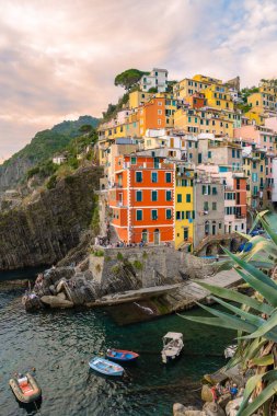 Tepe şehirlerinin Riomaggiore Cinque Terre dizisi. Liguria, İtalya ve Avrupa 'nın harika manzarası. Akdeniz 'in deniz manzarası. Seyahat konsepti arka planı.