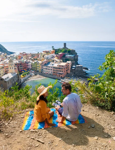 在阳光明媚的日子里 一对夫妇的高加索男女正在山上眺望着意大利的凡尔纳扎村灰姑娘国家公园的海湾 这是一个风景如画的海滨村庄 — 图库照片