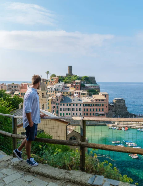 访问意大利Cinque Terre国家公园Vernazza村 意大利Cinque Terre风景如画的沿海村庄Vernazza的欧洲年轻人 — 图库照片