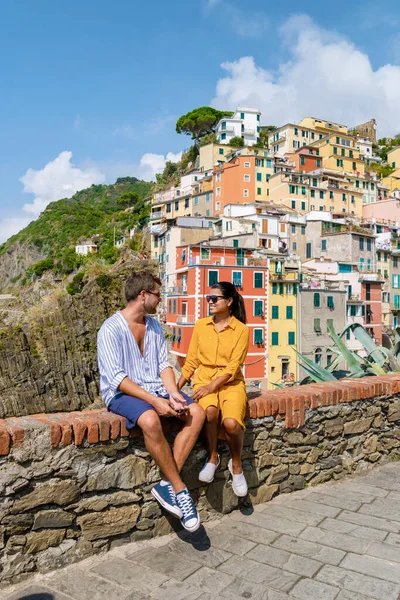 一对夫妇参观了意大利里奥马乔 利古里亚 地中海的海景 旅行概念背景 — 图库照片