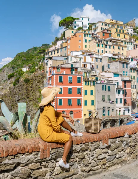 Femmes Asiatiques Avec Chapeau Visiter Riomaggiore Cinque Terre Magnifique Vue — Photo