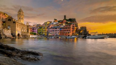 Vernazza köyü Cinque Terre Ulusal Parkı İtalya 'da gün batımında Vernazza, Cinque Terre, İtalya' nın pitoresk sahil köyü. 