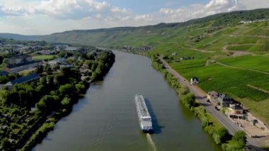 Bernkastel dağlarında aydınlık bir yaz günü, Almanya 'daki Mosel nehri üzerinden iç nakliye gemisi gaz nakliyesi. Moselle nehrinde bir gaz tankeri var.