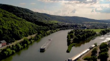 Bernkastel dağlarında aydınlık bir yaz günü, Almanya 'daki Mosel nehri üzerinden iç nakliye gemisi gaz nakliyesi. Moselle nehrinde bir gaz tankeri var.