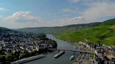 Berkastel dağlarındaki üzüm bağlarıyla aydınlık bir yaz gününde Almanya 'daki Mosel nehri üzerinden iç nakliye gemisiyle gaz nakliyesi. Moselle nehrinde bir gaz tankeri var.