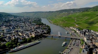 Dağlarda üzüm bağları bulunan Bernkastel dağlarında aydınlık bir yaz günü, Almanya 'da Moselle nehri üzerinden iç kesimlere doğalgaz taşımacılığı. Mosel nehrinde gaz tankeri var.