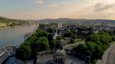 Almanya 'nın Koblenz kentinde Koblenz kentinde gün batımında Ren Nehri' ne katılan Alman Eck veya Alman Köşesi burnu.