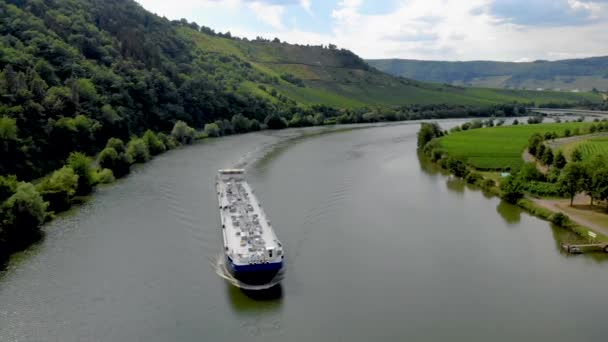 内陸輸送ドイツのモーゼル川を渡るLpgガス輸送ベルンカステルの山の中で明るい夏の日に 川のガスタンカー モーゼル — ストック動画