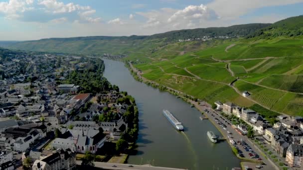 Transport Gas Över Floden Mosel Tyskland Ljus Sommardag Bergen Bernkastel — Stockvideo