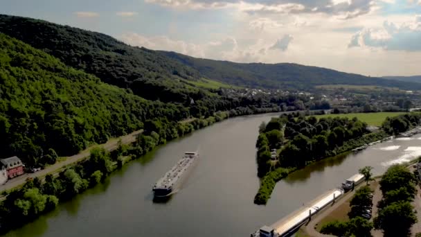 ドイツのモーゼル川を渡る内陸輸送船のガス輸送は ベルンカステルの山の中で明るい夏の日に モゼル川のガスタンカー — ストック動画