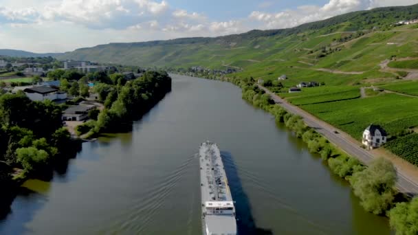 德国莫斯尔河上的内陆航运船只在一个阳光明媚的夏日在伯克斯特尔山区运送天然气 Moselle河的油轮 — 图库视频影像