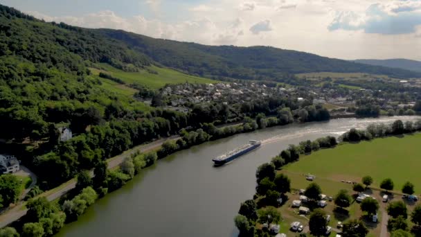 在一个阳光明媚的夏日 德国莫斯尔河沿岸的伯恩卡斯特尔山上 有葡萄园 内陆航运船在运送天然气 Moselle河的油轮 — 图库视频影像