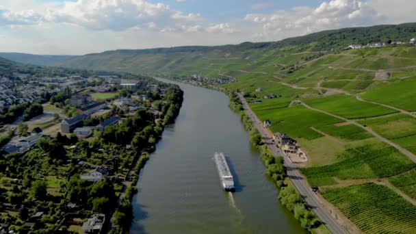 在一个阳光明媚的夏日 德国莫斯尔河沿岸的伯恩卡斯特尔山上 有葡萄园 内陆航运船在运送天然气 Moselle河的油轮 — 图库视频影像