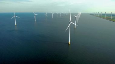 Denizdeki yel değirmeni türbinleri Hollanda 'da yeşil enerji üretir. Yel değirmeni parkında İHA görüntüsü
