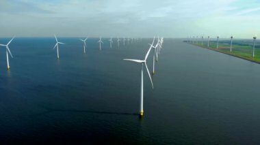 Denizdeki yel değirmeni türbinleri Hollanda 'da yeşil enerji üretir. Yel değirmeni parkında İHA görüntüsü