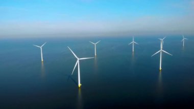 Denizdeki yel değirmeni türbinleri Hollanda 'da yeşil enerji üretir. Yel değirmeni parkında İHA görüntüsü