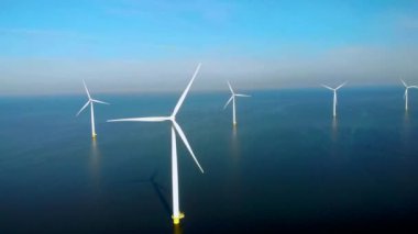 Denizdeki yel değirmeni türbinleri Hollanda 'da yeşil enerji üretir. Yel değirmeni parkında İHA görüntüsü