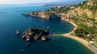 Güneşli bir yaz gününde Isola Bella plajı Taormina Sicilya İtalya 'nın insansız hava aracı görüntüsü