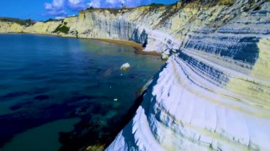 Türklerin Scala dei Turchi Merdiveni, İtalya 'nın güneyindeki Porto Empedocle yakınlarında Realmonte sahilinde kayalık beyaz bir uçurum. Avrupa. Sicilya 'nın beyaz kayalıkları