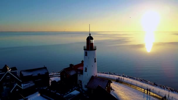 Urk Deniz Fenerinde Kar Yağışı Ijsselmeer Gölü Nün Kayalık Sahilinde — Stok video