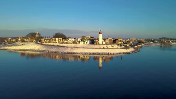 네덜란드 호수의 바위가 해변에 등대의 눈내리는 — 비디오