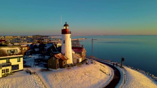 Kış Mevsiminde Urk Deniz Fenerinin Yanındaki Ijsselmeer Gölü Nün Kayalık — Stok video