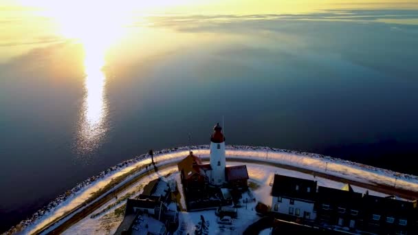 Snö Vinter Väder Vid Fyren Urk Stenig Strand Vid Sjön — Stockvideo