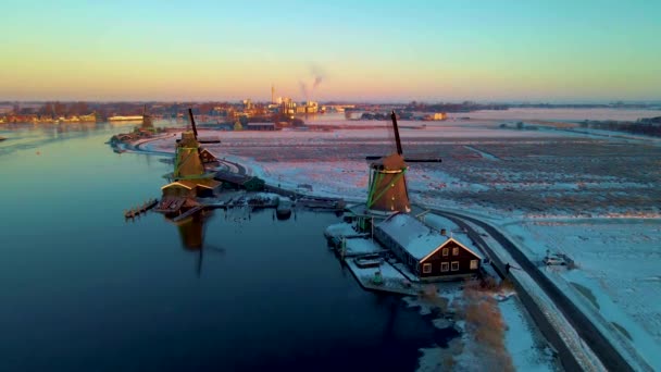 Zaanse Schans Hollanda Nın Yel Değirmeni Köyünü Kaplayan Kar Kış — Stok video