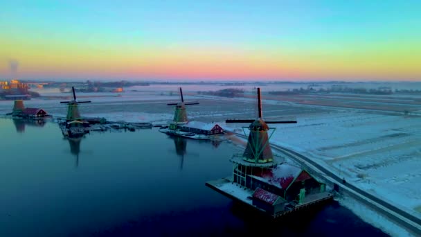 Χιόνι Κάλυψε Χωριό Ανεμόμυλος Στο Zaanse Schans Ολλανδία Ιστορικά Ξύλινα — Αρχείο Βίντεο