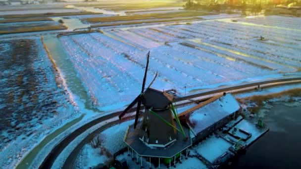 冬季积雪覆盖了荷兰赞斯县的风车村 冬季积雪覆盖了荷兰赞斯县历史上的木制风车 — 图库视频影像