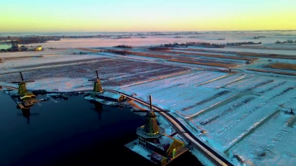 Osada Wiatraków Pokryta Śniegiem Zaanse Schans Holandia Zimą Historyczne Drewniane — Wideo stockowe