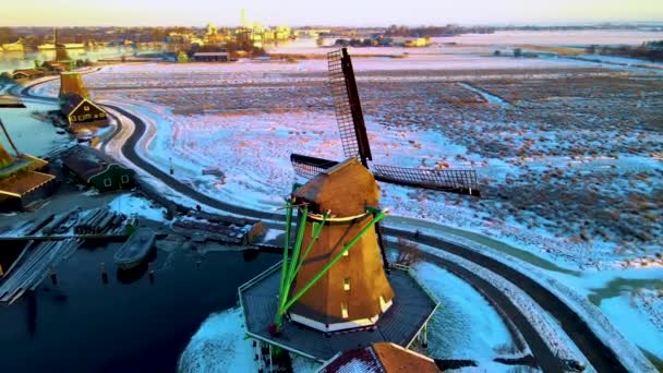 Zaanse Schans Hollanda Nın Yel Değirmeni Köyünü Kaplayan Kar Kışın — Stok video