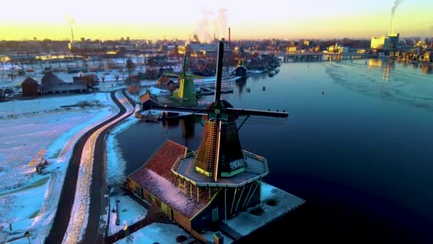 Sneeuwoverdekt Windmolendorp Zaanse Schans Nederland Bij Winterweer Historische Houten Windmolens — Stockvideo