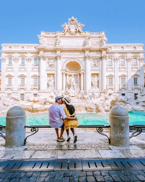 トレビの泉 ローマ イタリア ローマでの都市旅行にローマのカップルイタリア — ストック写真