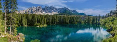 Dolomitlerde dağları olan Bleu gölü İtalya, Carezza Gölü Lago di Carezza, Karersee ve Latemar Dağı. 