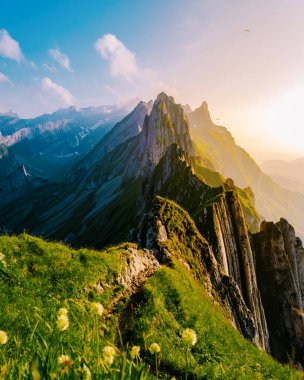 Schaeffler dağ sırtı İsviçre Alpstein, Appenzell İsviçre, İsviçre 'nin görkemli Schaeffler zirvesinin dik bir sırtı. Dağlarda orta yaşlı çift, erkek ve kadın yürüyüş yapıyor.