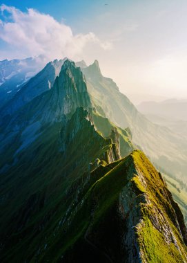 Schaeffler Altenalptuerme dağ sırtı İsviçre Alpstein alp disiplini Appenzell Innerrhoden İsviçre, Alpstein dağ sırası Appenzell 'in görkemli Schaeffler zirvesi,