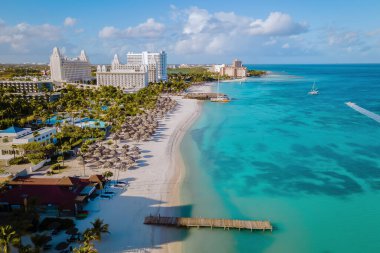 Palm Beach Aruba Karayipleri, Aruba Antilleri 'nde palmiye ağaçları olan beyaz kumlu plaj, insansız hava aracı manzarası.
