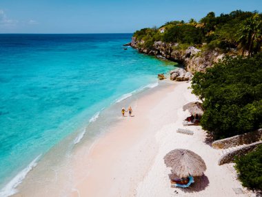Playa Kalki Curacao tropik plaj Karayip denizi, sahilde yürüyen bir çift